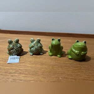 FROGS!! 2 sets of SALT & PEPPER Shakers